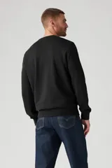 Sweater negro de corte clásico con cuello redondo y logo de Levi's bordado en el pecho.