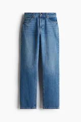 Pantalón de jean azul de corte recto, con tiro alto, cinco bolsillos y cierre con botones.
