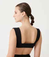 Blusa musculosa cropped de punto negro con escote corazón y textura acanalada.