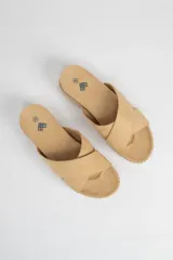 Sandalias color beige con plataforma de yute y tiras cruzadas.