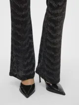 Pantalón negro con lurex plateado, tiro alto y corte bootcut.