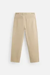 Pantalón color arena de corte recto, confeccionado en tejido de algodón con estructura canvas. Cuenta con cintura ajustable con trabillas laterales, bolsillos frontales y traseros de vivo. Cierre frontal con cremallera y botón.