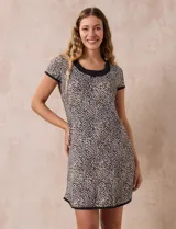 Camisón corto de tejido suave estampado con diseño animal print, marca René Rofé. Tiene escote redondo con aplique de moña y mangas cortas con ribete negro.
