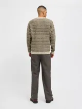 Cárdigan de punto color marrón y beige con cuello en V, cierre de botones, mangas largas con hombros caídos y fit relajado.