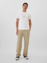 Remera negra de algodón con logo GAP estampado en blanco en el pecho.