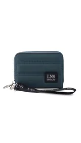 Billetera corta con cierre alrededor y tapa, confeccionada en tela capitoneada. Incluye varias reparticiones con tarjeteros y bolsillos internos, y una correa de mano desmontable. Disponible en negro, rojo y dorado.