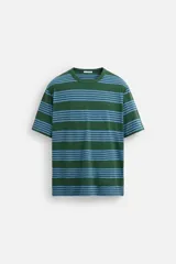 Camiseta relaxed fit de algodón con rayas horizontales en verde y celeste, cuello redondo y manga corta.