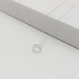 Tobillera de plata 925 con dije de dos aros entrelazados.