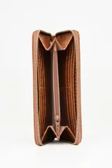 Billetera de charol color rojo con cierre perimetral y logo metálico plateado en el frente.