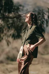 Falda midi color marrón de satén al bies con cintura elástica.