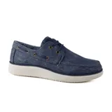 Zapato náutico azul de lona con cordones y suela blanca.