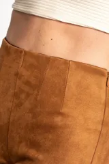 Pantalón marrón de corte recto, tiro alto y textura gamuzada.