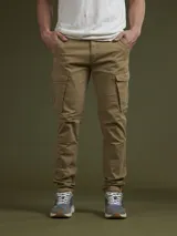 Pantalón cargo color marrón con bolsillos laterales con solapa y corte ajustado.