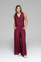 Conjunto color borgoña compuesto por un top sin mangas con escote en V y un pantalón palazzo de tiro alto con bolsillos laterales.