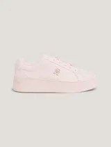 Zapatillas bajas de plataforma Tommy Hilfiger color rosa pálido, confeccionadas en piel nobuk. Presentan cordones, puntera redonda, suela de goma y logo distintivo de la marca en el lateral.