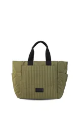 Cartera negra tipo tote bag con diseño capitoneado, doble asa corta y correa larga ajustable. Incluye bolsillos laterales y bolsillo frontal amplio.
