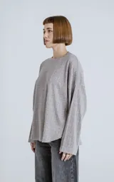 Sweater de punto color gris topo, de corte holgado y mangas largas.