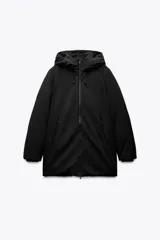 Anorak negro resistente al agua y al viento con aislamiento térmico, cuello alto con capucha ajustable, mangas largas con puño interior de neopreno, tirantes elásticos interiores, bolsillos delanteros con forro polar y cierre de cremallera, bolsillo interior con cremallera oculta y cierre frontal con cremallera termosellada.