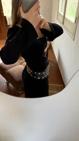Faja ancha de ecocuero negro con textura símil piel de cocodrilo y apliques de tachas redondas plateadas.
