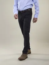 Pantalón color beige de calce comfort, confeccionado en tejido sateen con algodón y spandex.