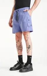 Short de baño color lila, de calce regular, con elástico en la cintura, cordón de ajuste, cuatro bolsillos y confeccionado en tejido plano liviano de secado rápido.