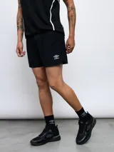 Short deportivo negro de poliéster y elastano, con logo de Umbro estampado en blanco en la pierna izquierda.