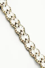 Vincha elástica bordada con piedras facetadas y strass.