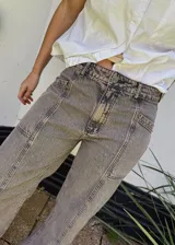 Pantalón de jean recto de tiro medio color gris oscuro con costuras verticales.