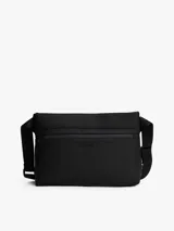 Cartera mensajera negra de poliuretano con correa de tela ajustable con el logo de la marca. Tiene cierre de cremallera, bolsillo interior y exterior con cremallera, y logo metálico en la parte delantera.