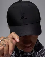 Gorra de béisbol negra con tejido estructurado y visera curva. Presenta el logotipo Jumpman de Jordan en metalizado color negro/gunmetal en el panel frontal.