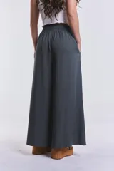 Pantalón palazzo verde oscuro, de tencel, con cintura elastizada y cordón ajustable.