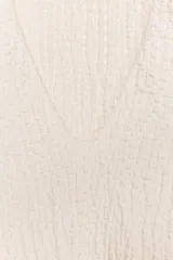 Top marrón oscuro sin mangas con escote en V y textura arrugada.