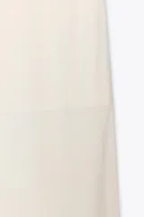 Falda midi color crema, de punto, con cintura elástica y forro interior corto.