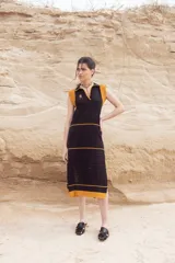 Vestido midi tejido a crochet, con cuello polo, sin mangas y rayas horizontales rojas y blancas.