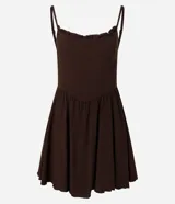 Enterito corto color verde oliva, de breteles finos, escote con volados y detalle de elástico en la espalda. Confeccionado con viscosa certificada.