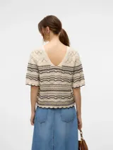 Buzo tejido color crema con rayas horizontales negras, cuello bote y mangas 3/4.