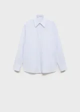 Camisa de popelina a rayas verticales celestes y blancas, de corte recto, con cuello camisero y mangas largas con puños abotonados.