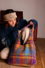Bolso tote de hombro de corderito sintético con estampado a cuadros en tonos naranja, azul, verde y violeta. Forro de algodón a cuadros blancos y negros.