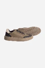 Zapatillas casuales color marrón con detalles en negro y blanco. Confeccionadas en cuero, con suela de goma y logo en grifa de cuero.