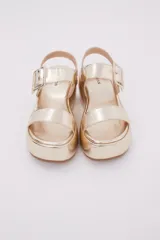 Sandalias doradas con plataforma, tiras anchas y hebilla ajustable.