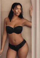 Panty corte brasileño color negro, confeccionada en encaje floral con elástico ultraplano en la cintura y refuerzo de algodón.