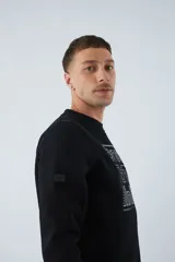 Buzo marrón de felpa con cuello redondo, mangas largas y puños. Estampado frontal con la frase "break the limits" y logo de la marca Mistral.