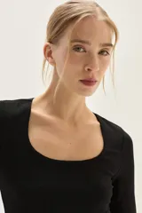 Top de manga larga color beige, confeccionado en tela de lurex, con calce al cuerpo y escote cuadrado.