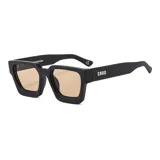 Gafas de sol unisex con montura cuadrada negra y lentes color arena. Fabricadas con plástico reciclado.
