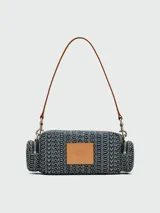 Bolso bandolera Marc Jacobs modelo The Cargo Monogram Denim, con estampado del logo de la marca en azul y verde. Tiene correa de cuero marrón, cierre superior con cremallera, dos bolsillos frontales con hebilla y herrajes dorados.