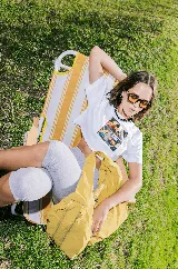 Bolso deportivo tipo duffel bag de nylon color negro, con asas de mano y correa ajustable para hombro. Diseño simple y funcional.