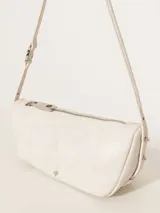 Cartera pequeña de cuero vacuno en color burdeos, con cierre metálico y forrería de tejido jacquard.