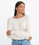 Blusa cropped de punto color negro, con cuello redondo, manga larga y sisa desplazada.