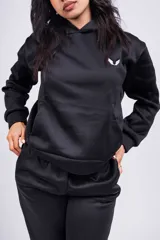Canguro negro de corte holgado con capucha y logo pequeño bordado en blanco.