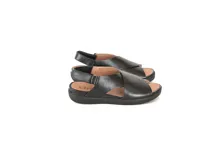 Sandalias negras de cuero con tecnología Antistress, con tiras cruzadas en el empeine, sujeción trasera con hebilla y taco bajo.
